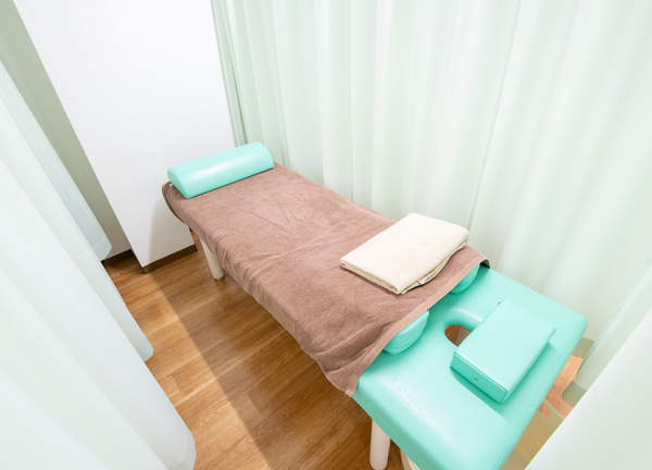 久米川駅前接骨院(施術中はカーテンで仕切っております。)