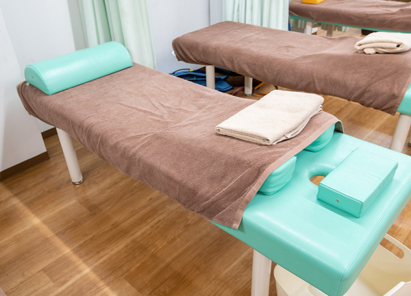 久米川駅前接骨院(目に優しい色合いの施術ベッドです。)