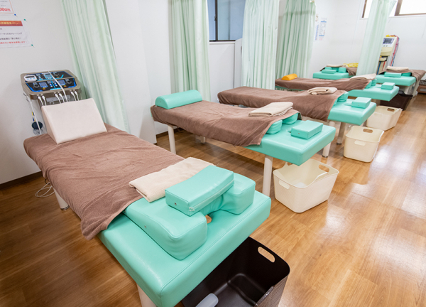 久米川駅前接骨院(落ち着いた雰囲気の施術室です。)