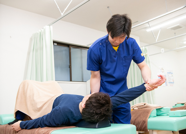 久米川駅前接骨院(ストレッチを用いた姿勢調整を行います。)