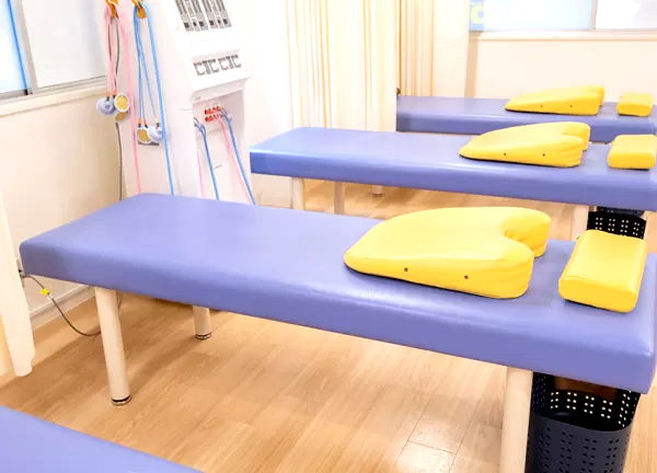 鍛冶町鍼灸整骨院(ビタミンカラーが輝く施術室です。)