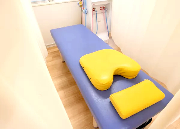 鍛冶町鍼灸整骨院(施術中はカーテンで仕切っております。)