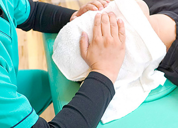 ゆうしん鍼灸整骨院　生田(頭部や目の周りの筋肉をほぐします。)