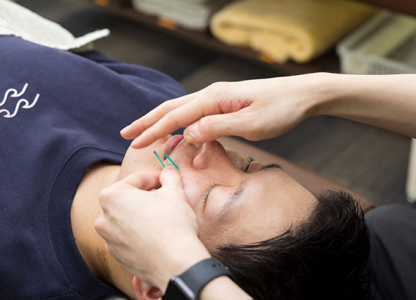 南７条あおば整骨院【鍼灸】(肌深層の細胞を鍼で刺激して潤いを取り戻します。)