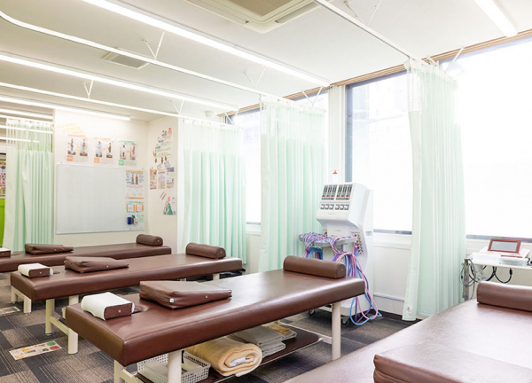 南７条あおば整骨院【鍼灸】(落ち着いた色合いのベッドです。)