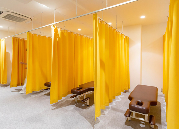 いろはに整骨院・鍼灸院(施術中はカーテンで仕切っております。)