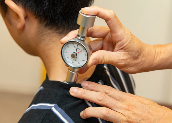 いろはに整骨院・鍼灸院(筋肉の緊張度合いを確認いたします。)