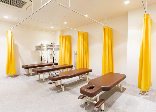 いろはに整骨院・鍼灸院(広々とした施術室です！)