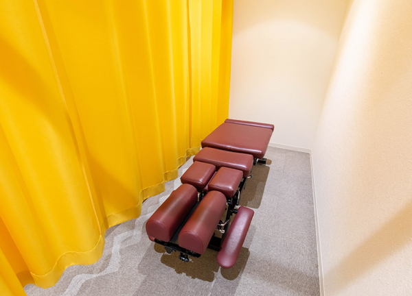 いろはに整骨院・鍼灸院(骨格の調整は専用ベッドを使用いたします！)