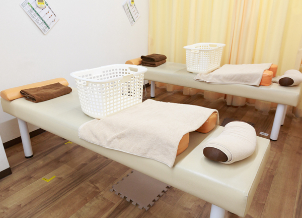 下赤塚北口接骨院(落ち着いた色合いのベッドです。)