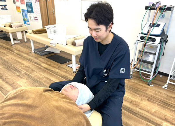陸前高砂駅前接骨院(硬くなった筋肉をほぐしていきます。	痛みの少ないソフトな施術です。)