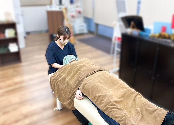 陸前高砂駅前接骨院(肩や首の緊張を緩和させます。頭痛や目の疲れでお悩みの方にもおすすめです。)