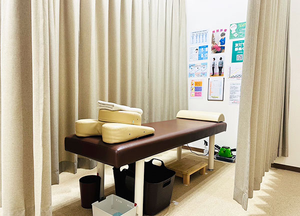 黒崎名倉堂鍼灸整骨院(施術中はカーテンで仕切っております。)