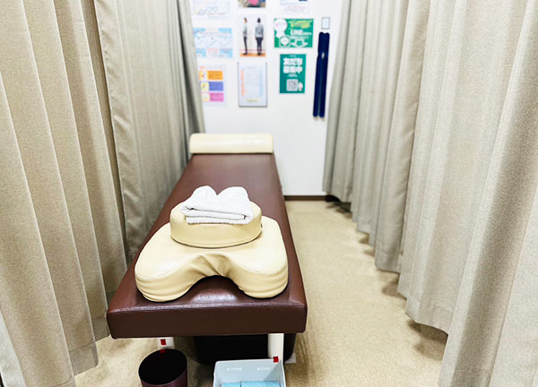 黒崎名倉堂鍼灸整骨院(落ち着いた色合いの施術ベッドです。)