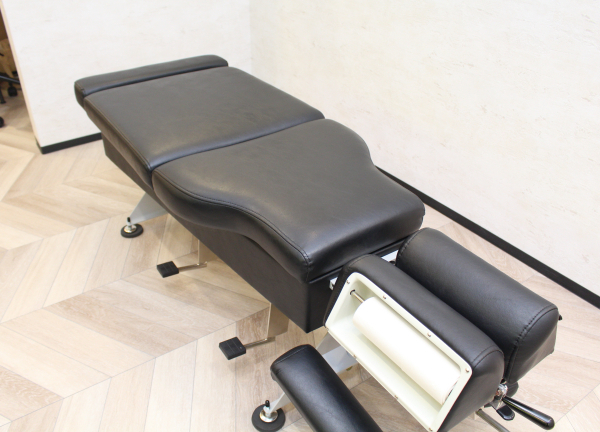 八王子並木町の接骨院・はり灸院(骨格調整はこちらのベッドで施術します。)
