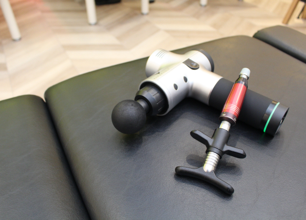 八王子並木町の接骨院・はり灸院(施術器具を使って骨格を調整します。)