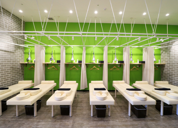 八王子並木町の接骨院・はり灸院(広々とした施術室でございます。)