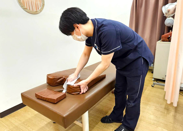 平成接骨院・鍼灸マッサージ院(ウイルス予防対策○お客様ごとにベッドのアルコール消毒を実施しております。)