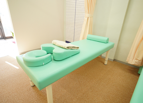 ひだまり整骨院・ひだまり鍼灸マッサージ院 (落ち着いた色合いのベッドです。)