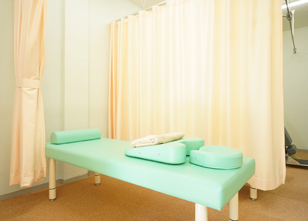 ひだまり整骨院・ひだまり鍼灸マッサージ院 (施術中はカーテンで仕切ってます。)