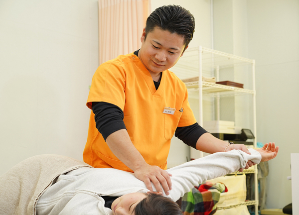 ひだまり整骨院・ひだまり鍼灸マッサージ院 (猫背や姿勢の崩れをストレッチで解消に導きます。)