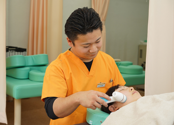 ひだまり整骨院・ひだまり鍼灸マッサージ院 (機器を使って肌に潤いを戻します。)