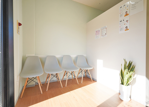 ひだまり整骨院・ひだまり鍼灸マッサージ院 (清潔感ある待合室です。)