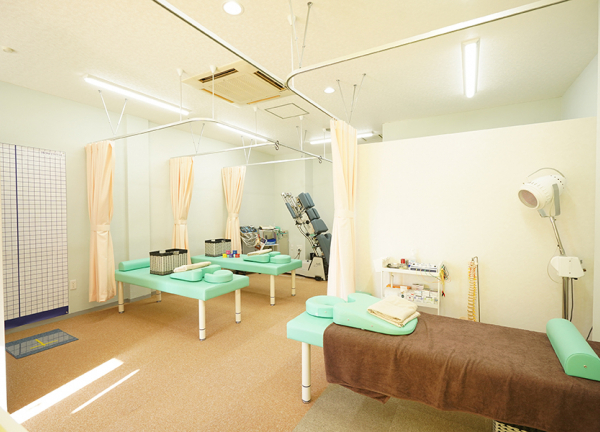ひだまり整骨院・ひだまり鍼灸マッサージ院 (広々とした施術室です。)