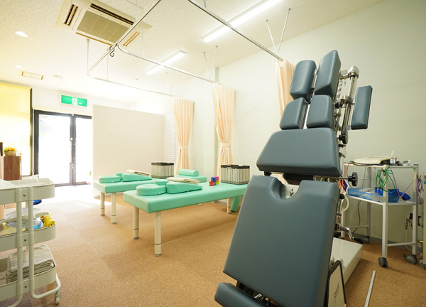 ひだまり整骨院・ひだまり鍼灸マッサージ院 (トムソンベッドもございます。)