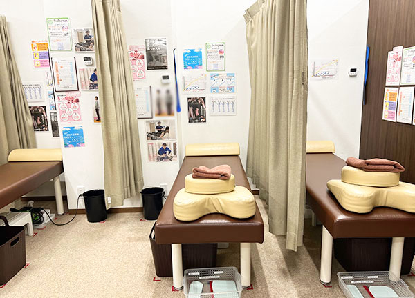 与野名倉堂鍼灸院・整骨院(落ち着いた色合いの施術ベッドです。)