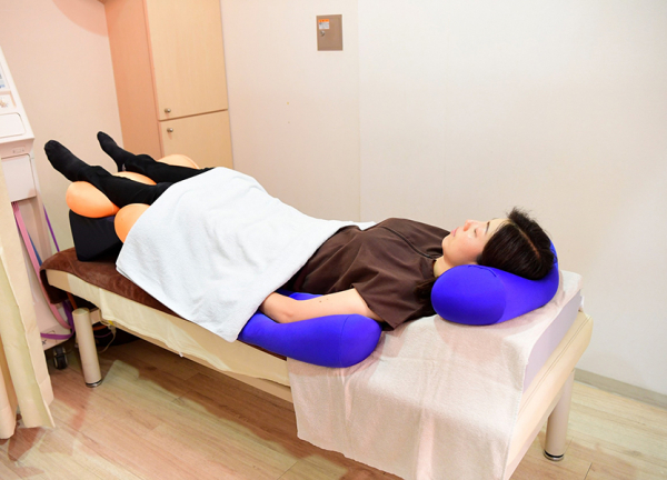 広尾ＦＩＥＬＤ鍼灸整骨院（恵比寿）(ゼロキロマットは楽な体勢で筋肉を緩めます。)