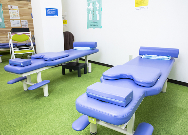 野本鍼灸整骨院　都島院(落ち着いた色合いの施術ベッドです。)