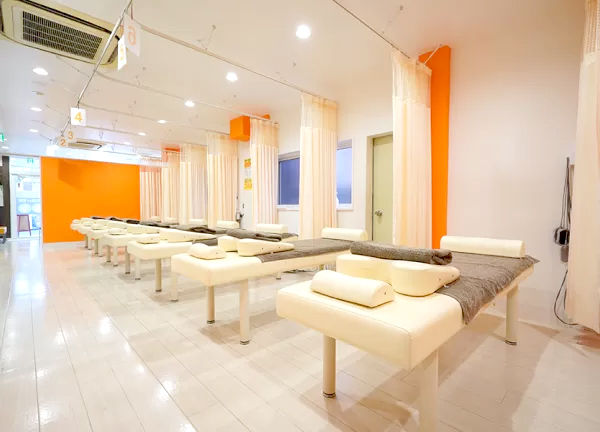 東林間駅前接骨院(広々とした施術室です。)