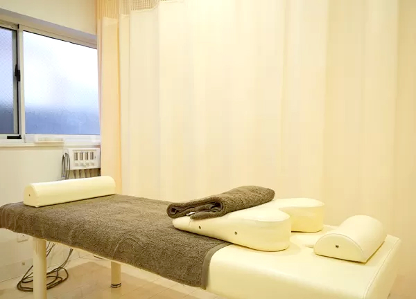 東林間駅前接骨院(施術中はカーテンで仕切ってます。)