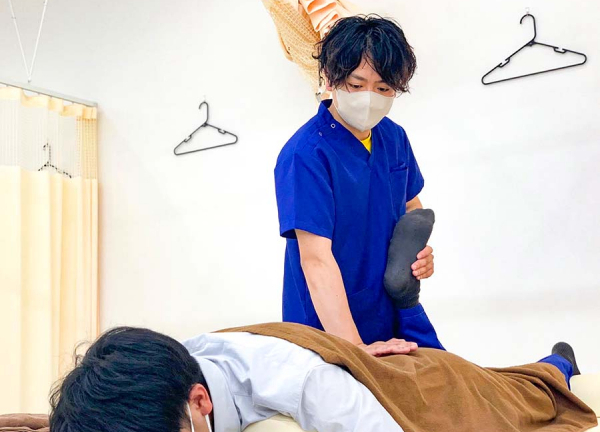 足利助戸接骨院(ストレッチを用いた姿勢調整を行います。)