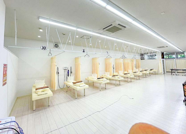 足利助戸接骨院(広々とした施術室です)