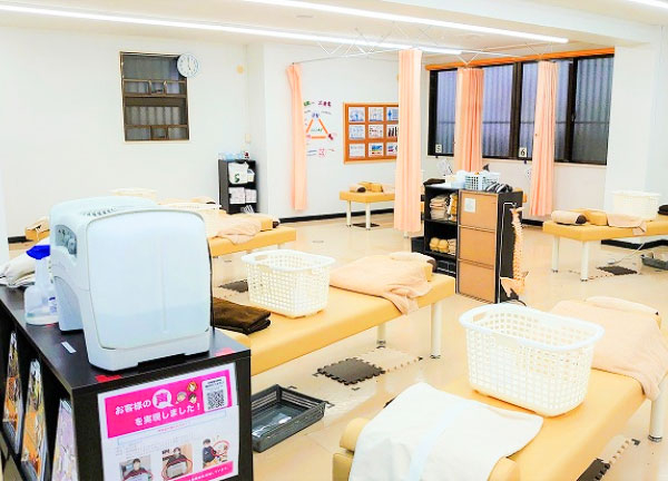 新都心あじゃ接骨院(施術室はベッド間を広くとっております。)
