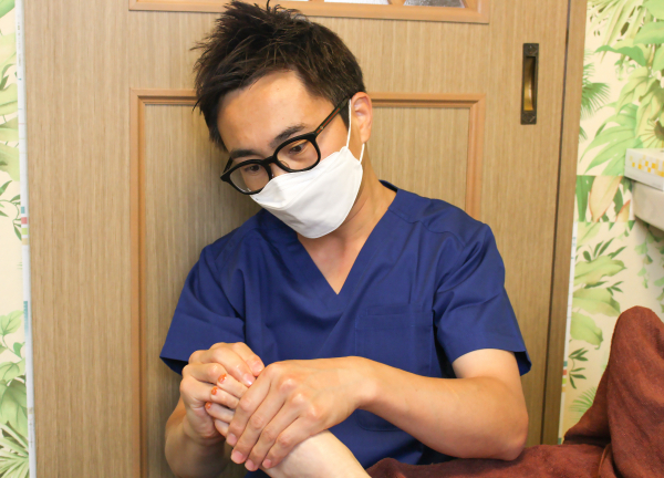 チョウ接骨院(疲れている足裏をほぐして、身体の巡りをよくします。)