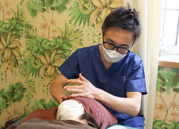 チョウ接骨院(頭部の血行を促進して、頭痛の緩和を目指します。)