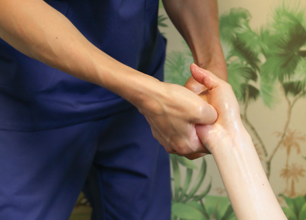 チョウ接骨院(パソコンやスマホで疲労した腕周りをほぐします。)