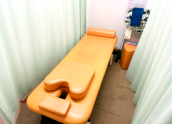 当施設の施術室です。ベッドごとにカーテンで仕切りプライバシーにも配慮しています。