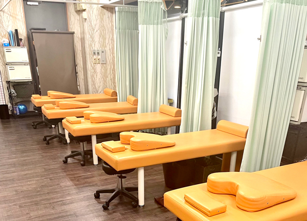 こころ整体院　札幌東本願寺院(当施設の施術室です。ベッドごとにカーテンで仕切りプライバシーにも配慮しています。)