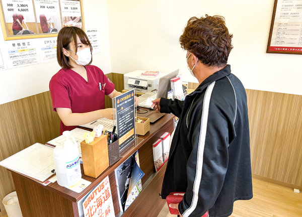 てて整骨院　新琴似店(ご来院されたらまずは受付へお越しください。)