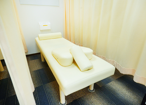 古淵あおば整骨院はりきゅう院(施術中はカーテンで仕切っています。)