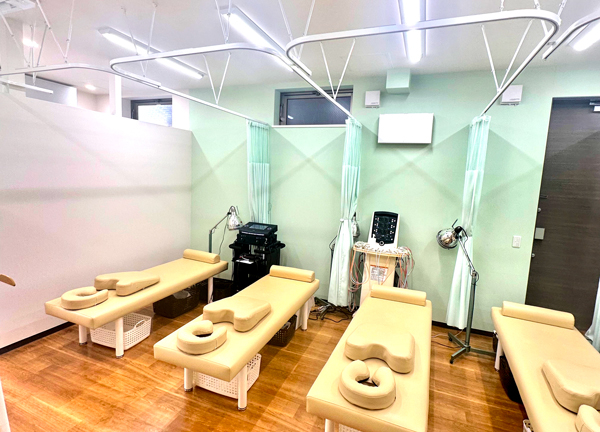 東洋堂接骨院　はり灸マッサージ院(当施設の施術室です。プライバシーに配慮し、施術時はベッドごとにカーテンで仕切られています。)