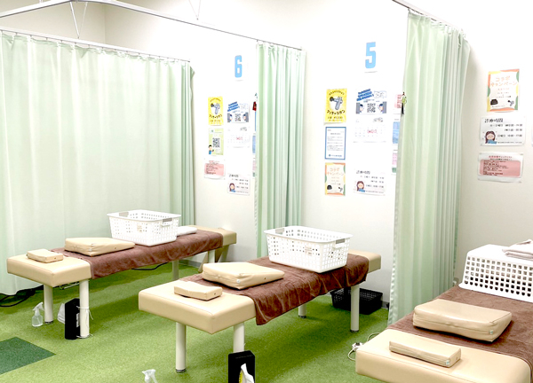 すずらん鍼灸接骨院　そよら上飯田院(施術台ごとにカーテンで仕切ることができ、プライバシーにも配慮。)