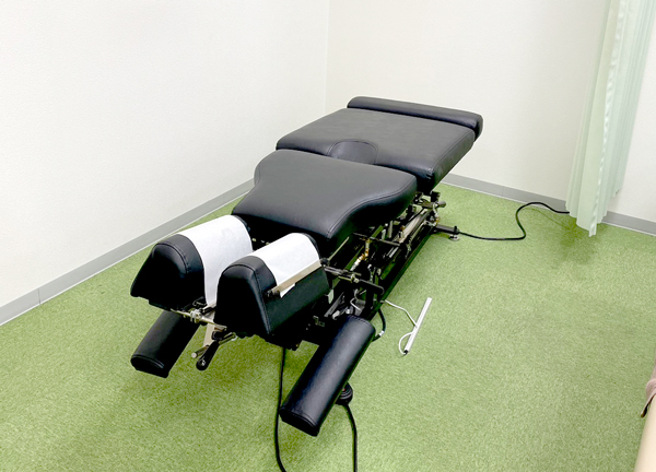 すずらん鍼灸接骨院　そよら上飯田院(骨格調整用のベッドがございます。)