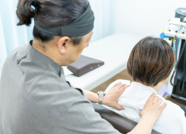 いつき整骨院(肩まわりの筋肉をほぐします)