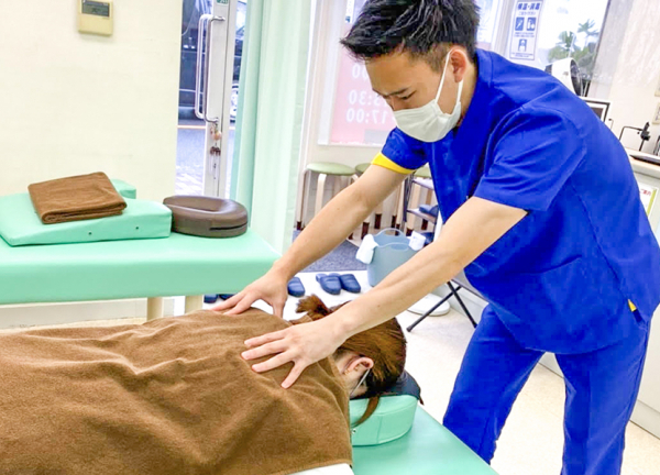 中央林間駅前接骨院(ストレッチを用いた姿勢調整を行います。)