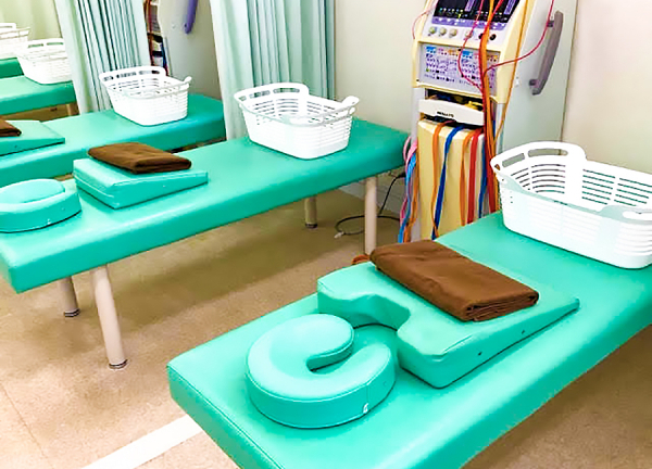 中央林間駅前接骨院(落ち着いた色合いのベッドです)